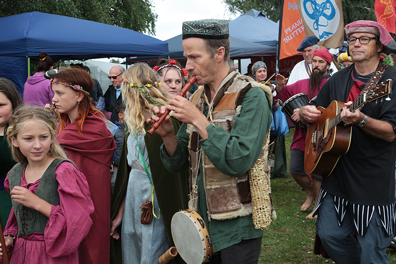 Medieval Market : Swords and Armour : Medieval Fighting : Levin : New Zealand : Richard Moore : Journalist : Photographer :